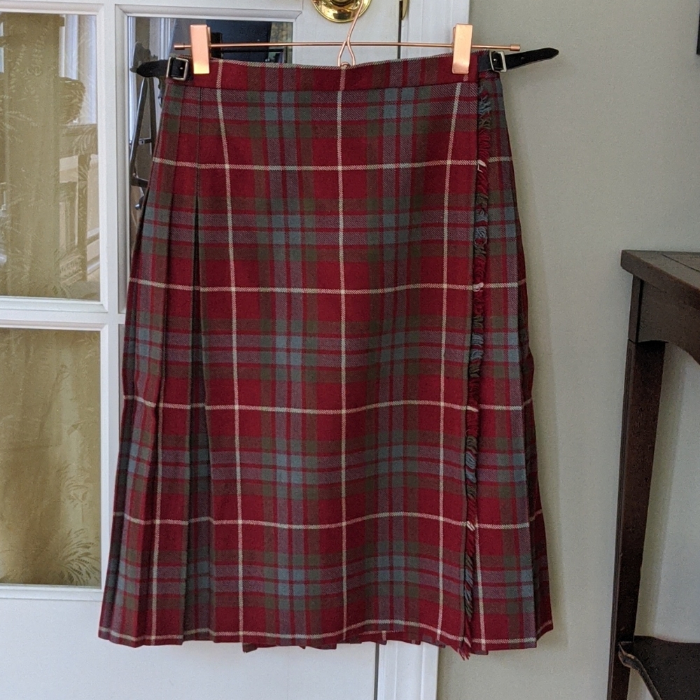 A CLASSIC Preppy 💚🩷💚 Vintage Kilt from Scotland